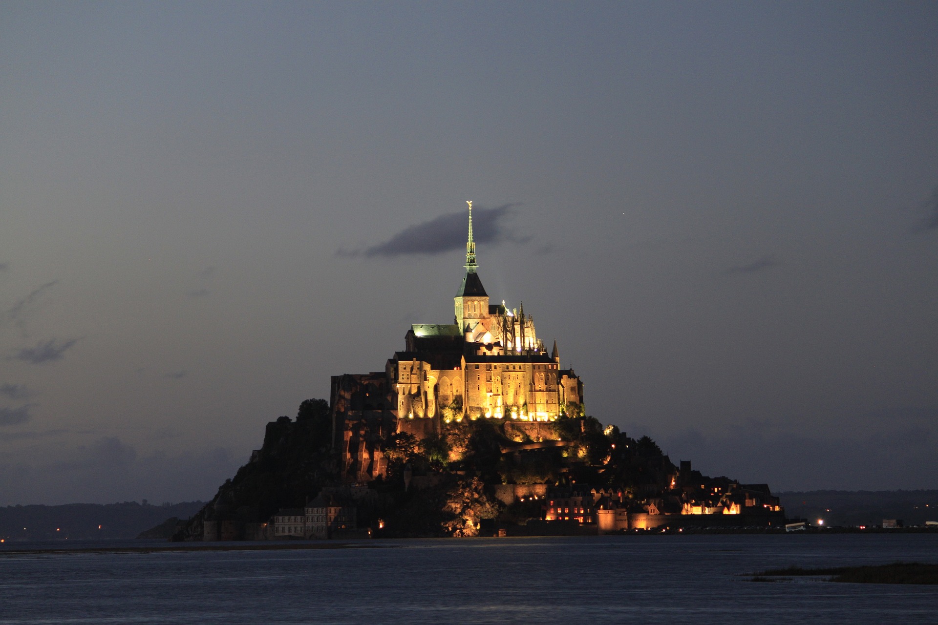 Der Mont St. Michel bei Nacht