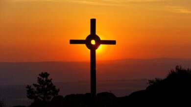 Gipfelkreuz in Sachsen im Sonnenuntergang