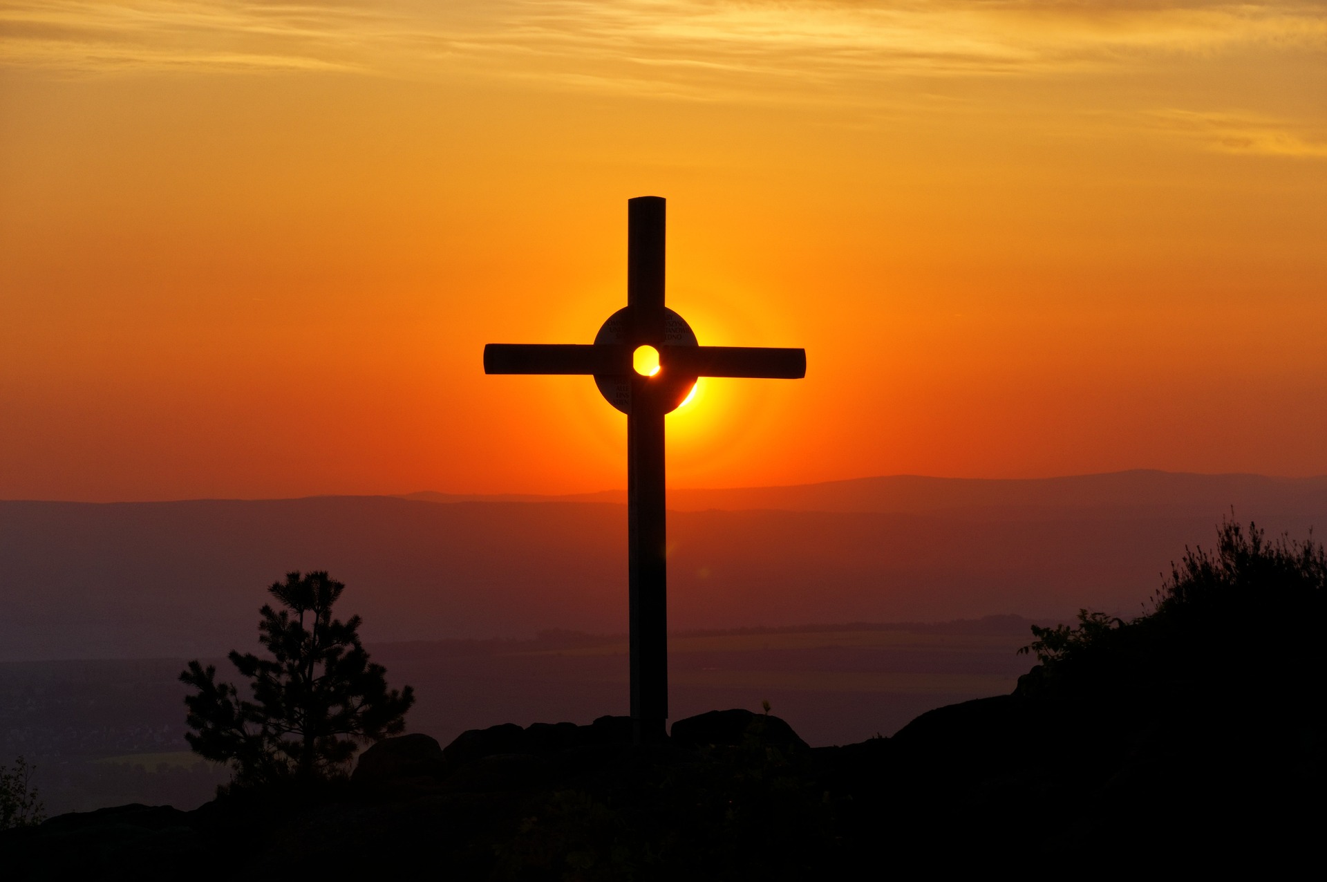 Gipfelkreuz in Sachsen im Sonnenuntergang