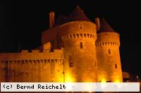 Stadttor von Guérande bei Nacht.