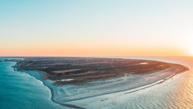 Grenen ("der Ast") ist der nördlichste Punkt Dänemarks. In Grenen können Sie erleben, wie die beiden Meere, das Kattegat und die Nordsee, aufeinanderprallen. Ganz in der Nähe befindet sich die Künstlerstadt Skagen, in der die Dänen gerne ihren Urlaub verbringen. Bild: VisitDenmark/Dennis Lundby