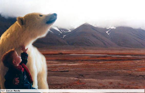 Mira streichelt einen Eisbär.(Hier handelt es sich aber um eine Fotomontage, der Bär stand ausgestopft im Sysselmannskontor)