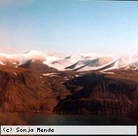 Svalbard beim Anflug aus der Flugzeug-Perspektive