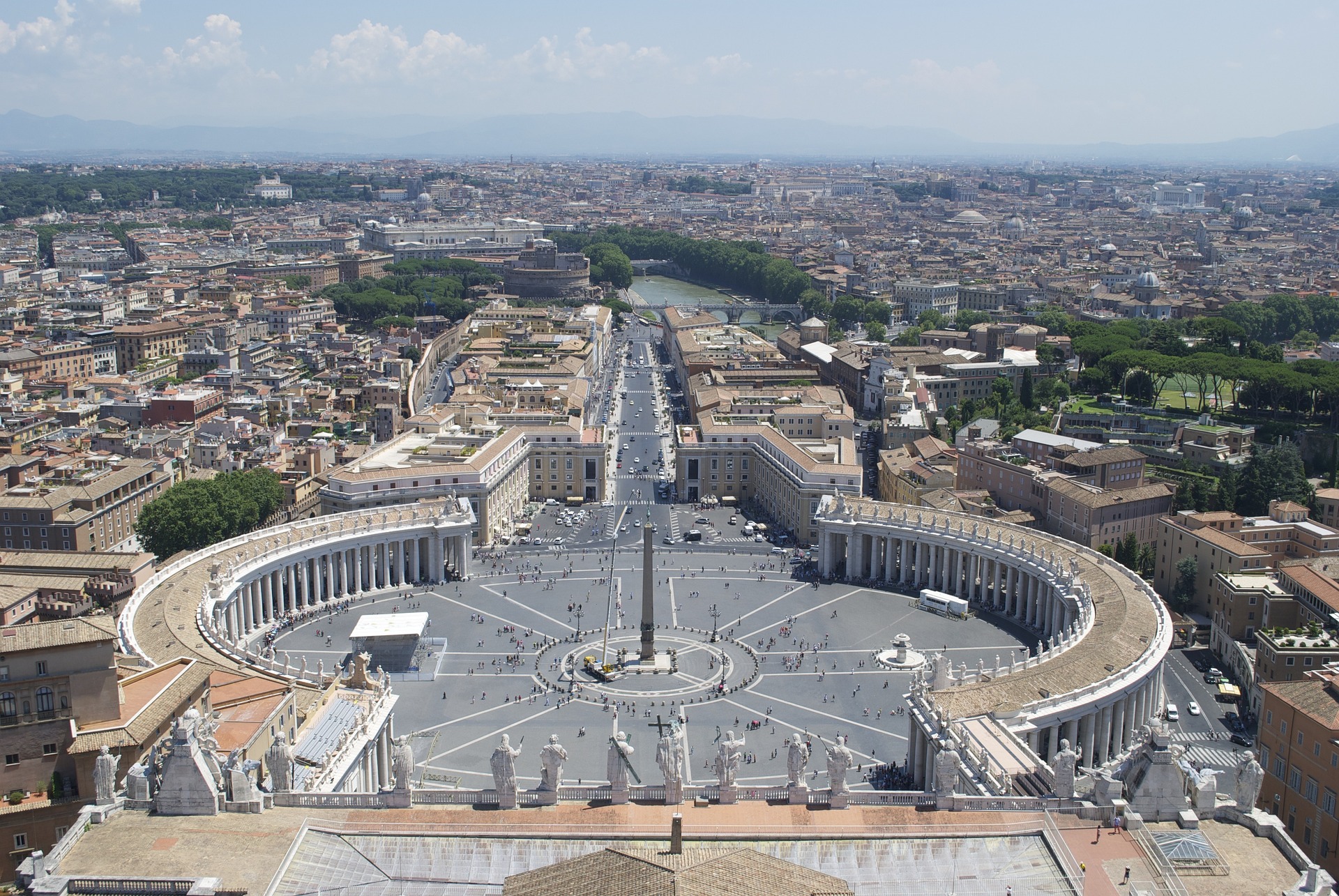 Luftaufnahme vom Petersdom und Petersplatz in Rom