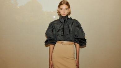 Angesagter Kontrast: Hellbraune Röcke lassen sich gut mit einem schwarzen Oberteil kombinieren, wie in diesem Beispiel von Max Mara (Bluse ca. 379 Euro, Rock ca. 269 Euro, Gürtel ca. 175 Euro).