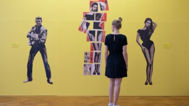 Historische «Starschnitte» aus der Jugendzeitschrift «Bravo» hängen an einer Wand in der Ausstellung «Bravo»-Starschnitte. Eine Sammlung von Legenden» in den Opelvillen.