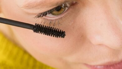 Doppelt gemoppelt: Sollen die Wimpern besonders voluminös wirken, trägt man am besten zwei oder drei Schichten Mascara auf - und lässt die Wimperntusche zwischendurch kurz trocknen.