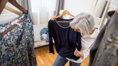 Die Farbe Schwarz ist bei vielen Frauen beliebt - ein Klassiker, der vermutlich in den meisten Kleiderschränken hängt.
