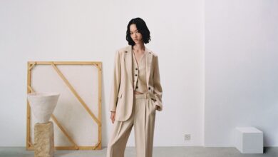 Oversized-Hosenanzüge und Westen als Topersatz: Zwei Trends, die sich gut miteinander kombinieren lassen, wie in diesem Beispiel von Mango (Weste ca. 40 Euro, Blazer ca. 70 Euro, Hose ca. 50 Euro).