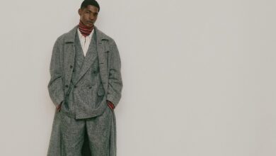 Der Zweireiher feiert derzeit ein Comeback. Hier ein Kombinationsbeispiel von Gant (Wollmantel ca. 750 Euro, Rollkragen-Shirt ca. 90 Euro, Hemd ca. 150 Euro, Oversized-Blazer ca. 500 Euro, Hose ca. 300 Euro).