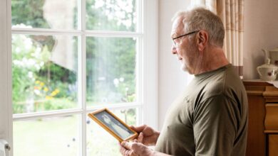 Männer werden nach dem Tod der Partnerin von befreundeten Paaren weniger als Bedrohung für die eigene Beziehung gesehen.