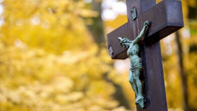 Auch ohne familiäres Verhältnis, ja noch nicht mal ohne sich gekannt zu haben, muss man für die Bestattung eines Angehörigen aufkommen.