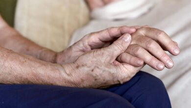 Ein letztes Mal die Hand halten: Nach dem Tod eines geliebten Menschen haben einige Angehörige das Bedürfnis danach, für andere ist das unvorstellbar.