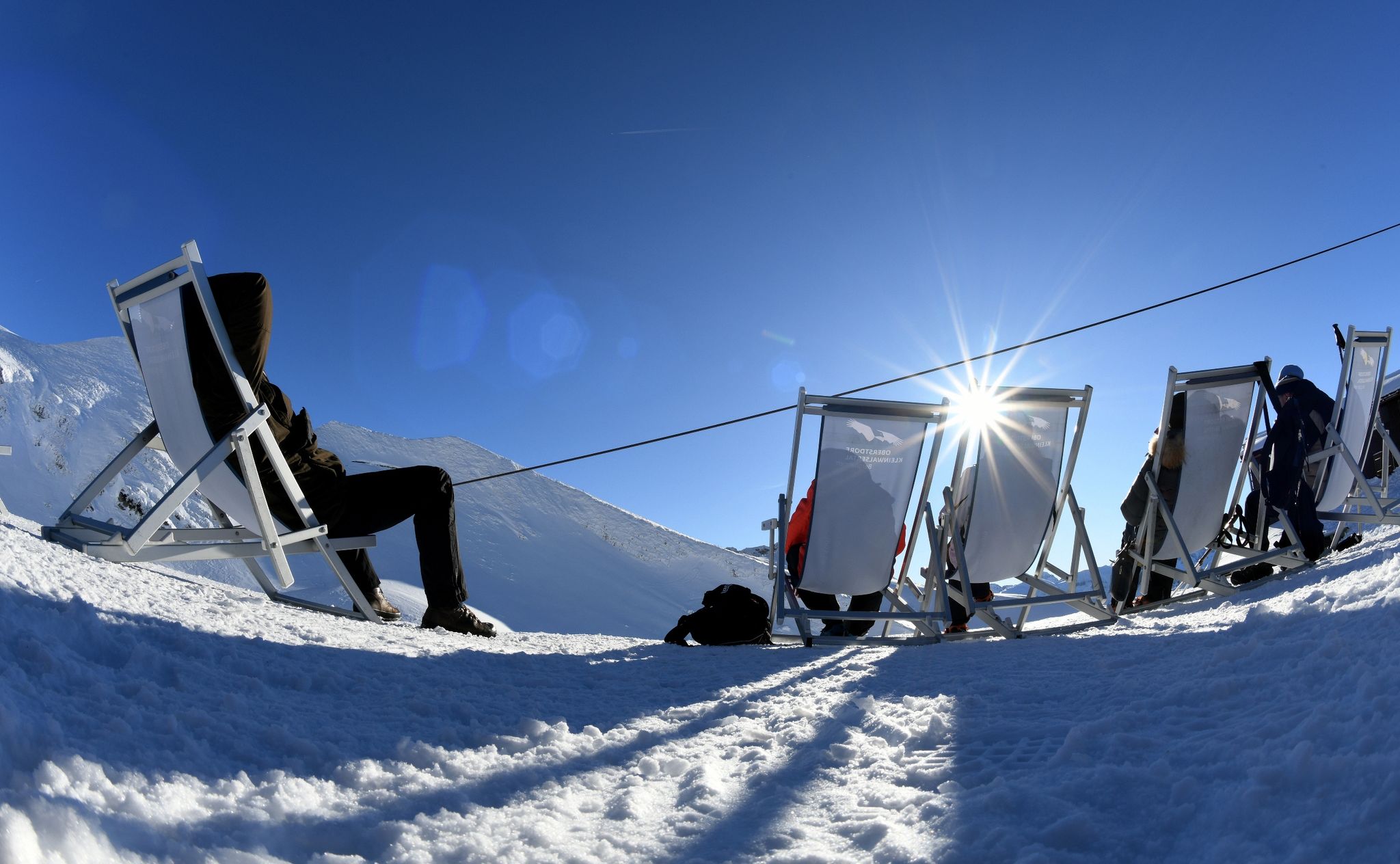 Beim Pausen-Stop auf der Skipiste müssen Wanderer und Skifahrer nicht immer in Berghütten einkehren. Praktische Snacks lassen sich auch daheim vorbereiten.
