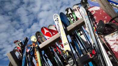 Auch gebrauchte Planken können noch gute Dienste leisten. Zu alt sollten Second-Hand-Ski aber nicht sein.