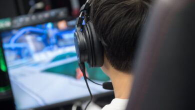 Beobachten Eltern einen schulischen Leistungsabfall, Konzentrationsprobleme oder Schlafstörungen bei ihrem Kind, können das Warnzeichen für einen problematischen Medienkonsum sein.