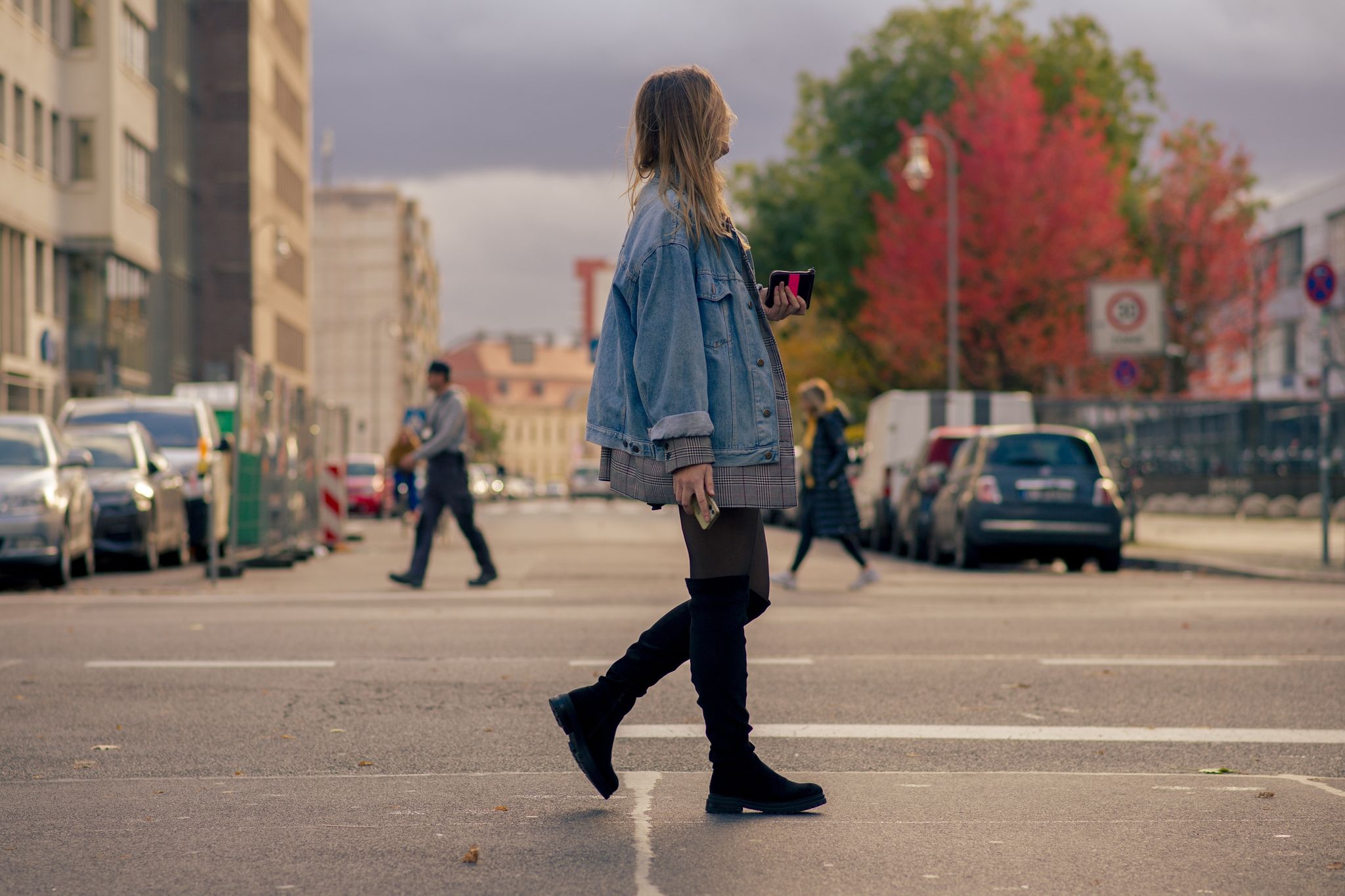 Liegen diese Saison im Trend: Overknee-Stiefel, die gerne auch weit übers Knie hinausgehen dürfen.