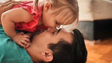 Vater und Tochter kuscheln zunächst ganz friedlich. Bis das Töchterchen Papa unvermittelt in die Nase beißt - Aua!