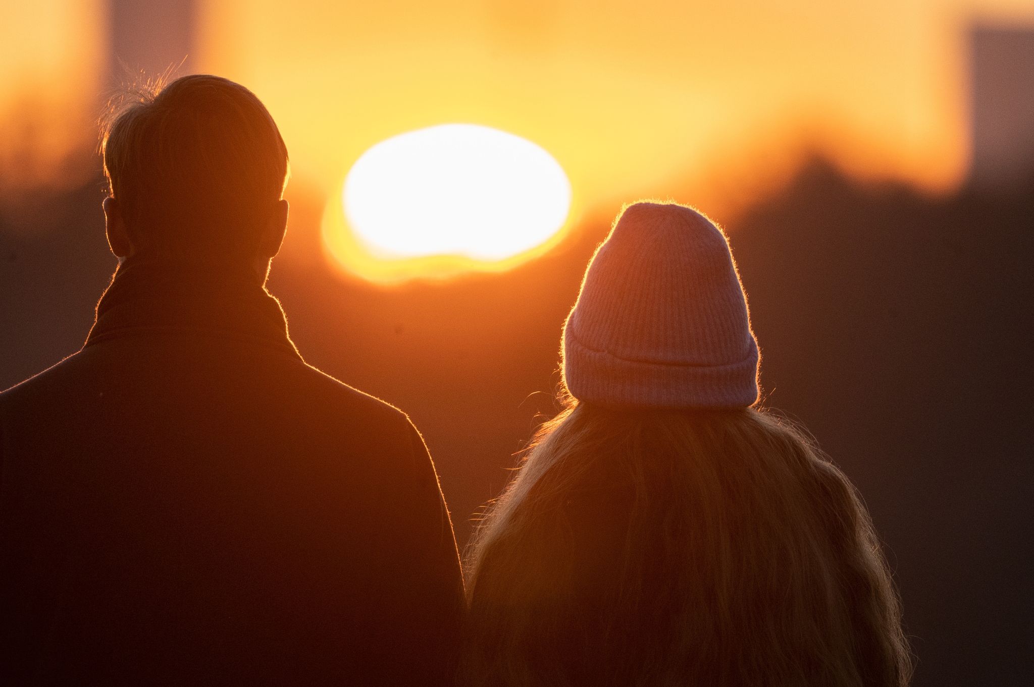 Selbst in ansonsten glücklichen Beziehungen leiden viele Menschen unter Trennungsängsten, oft ausgelöst durch Selbstzweifel.