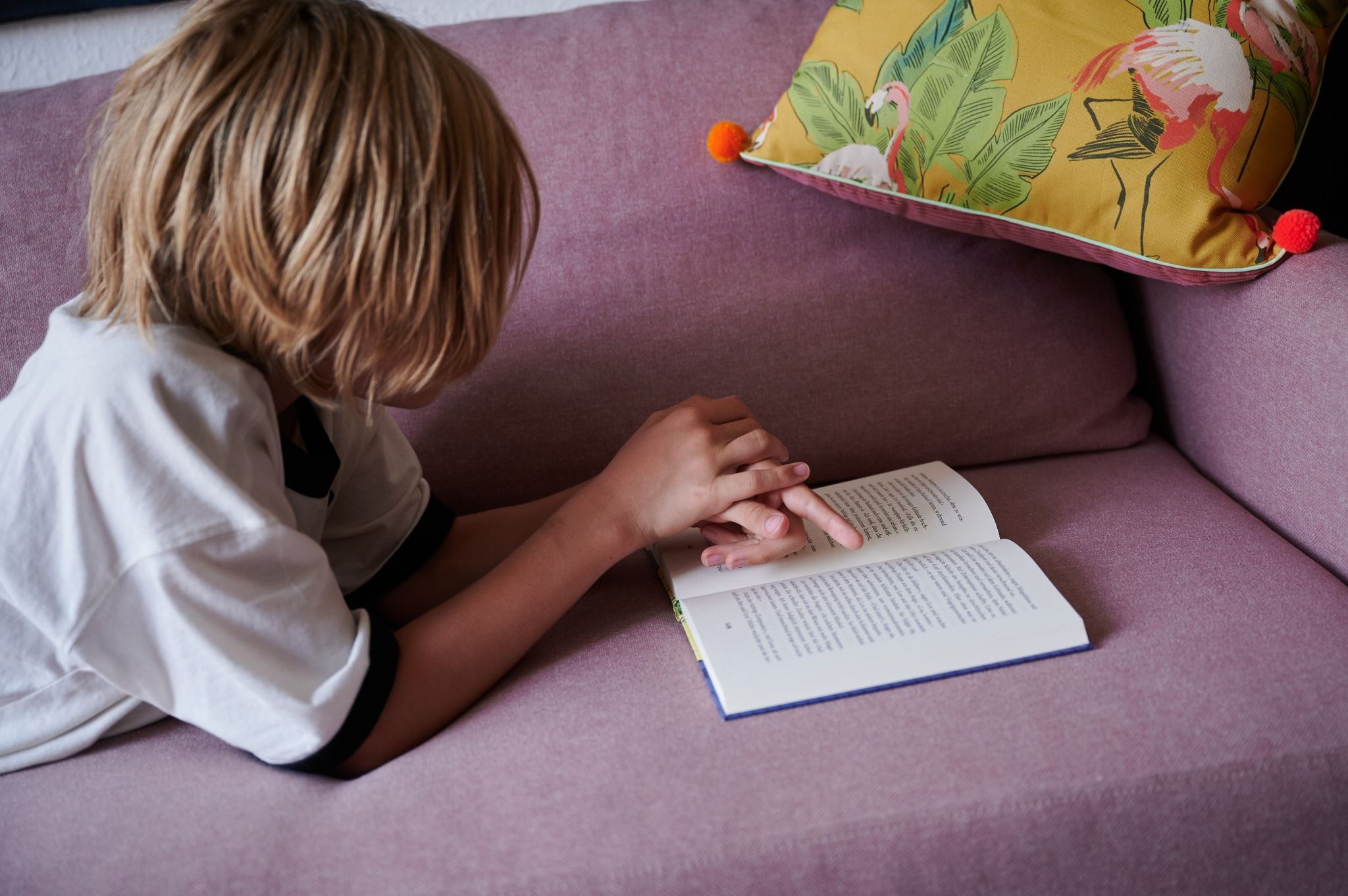 Kinder mit einer Lesestörung investieren viel Energie, um Wörter zu erfassen. Oft reicht die Kraft dann nicht mehr aus, den Sinn des Textes auch zu verstehen.