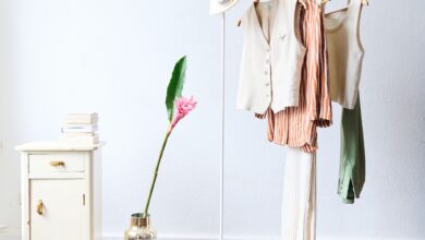 Alles Überflüssige muss raus, Neues wird nur angeschafft, wenn man es wirklich braucht: Wer eine Capsule Wardrobe aufbauen will, braucht Disziplin.