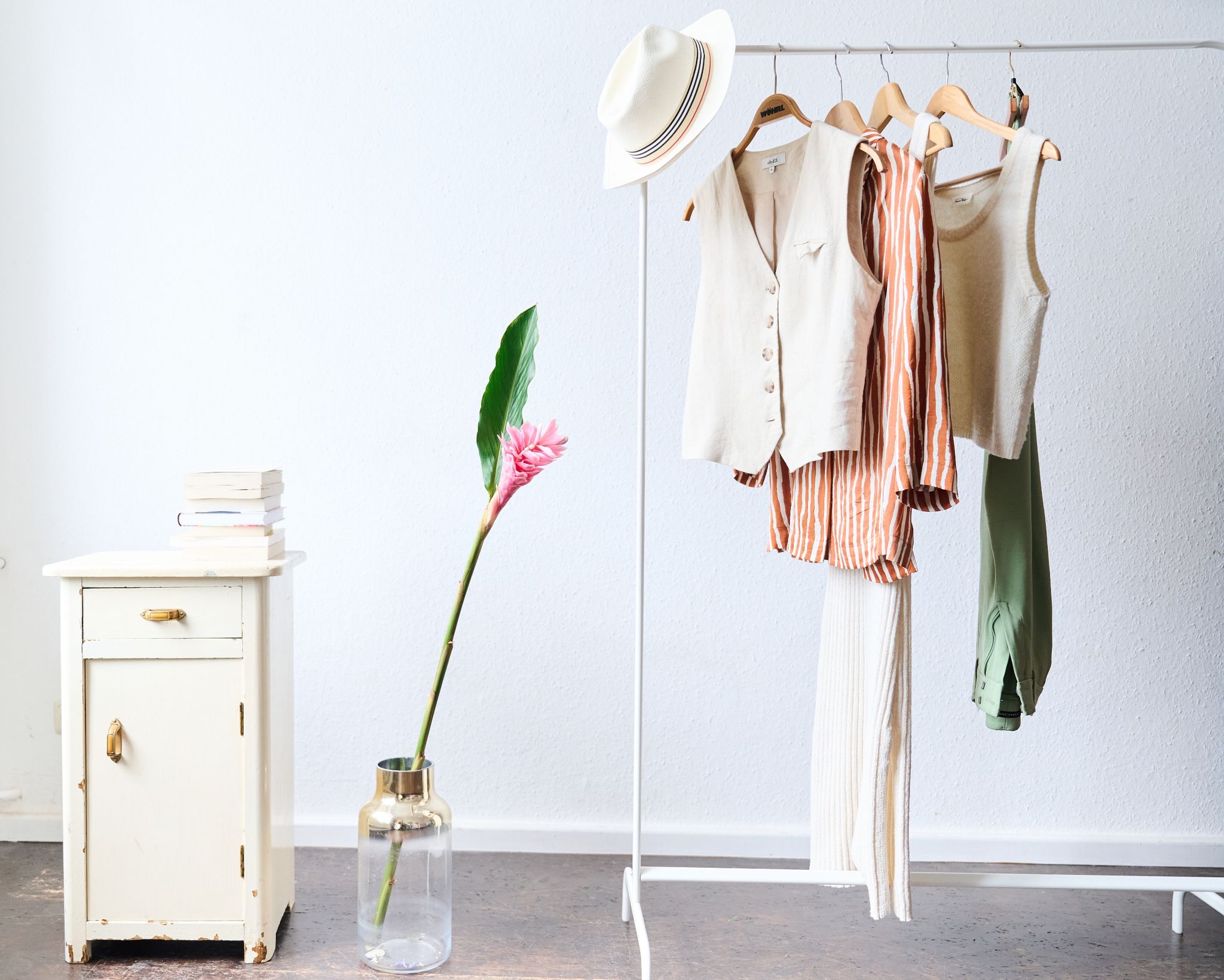 Alles Überflüssige muss raus, Neues wird nur angeschafft, wenn man es wirklich braucht: Wer eine Capsule Wardrobe aufbauen will, braucht Disziplin.