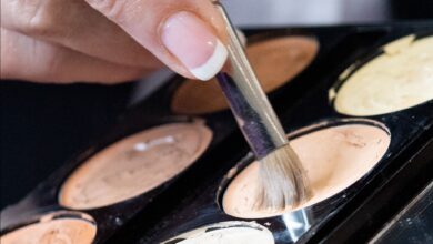 Camouflage-Make-up besitzt eine höhere Pigmentdichte als eine normale Foundation und eignet sich daher besonders gut, um Rötungen zu kaschieren.
