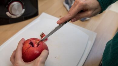 Ran an den Granatapfel: Erst kommt das Messer, dann das Wasserbad.
