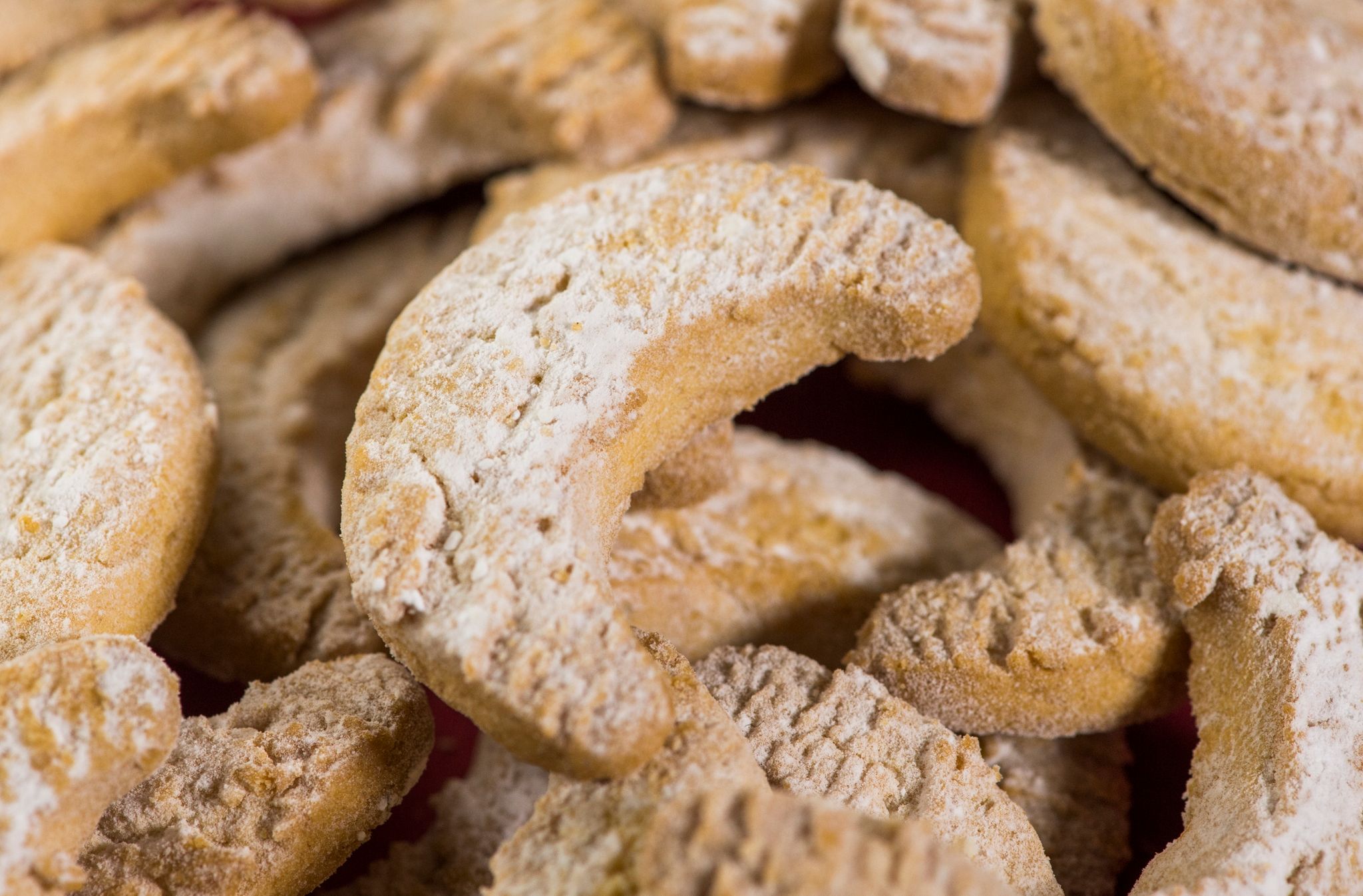 Vanillekipferl aus dem Supermarkt sind nicht nur teurer, sondern können manchmal laut Verbraucherschützern auch qualitativ nicht mit selbst gebackenen Plätzchen mithalten.
