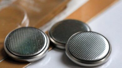 Knopfzellenbatterien sind häufig in Spielzeugen zu finden und können bei Verschlucken durch Kleinkinder schwerwiegende Verätzungen verursachen. Dabei sind «Verletzungen durch Knopfzellenbatterien zu 100 Prozent vermeidbare Unfälle», sagt Dr. Till Dresbach, Oberarzt der Neonatologie und Kinderintensivmedizin am UKB.