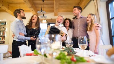 Ein Familienmitglied legt mit einem Lied los und die anderen stimmen mit ein - und wenn es nur aus Solidarität ist. So lässt sich eine Tradition etablieren.