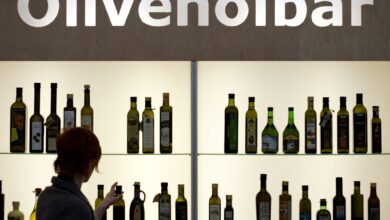 Sind Olivenflaschen einmal geöffnet, muss man damit rechnen, dass die frischen, grasigen Noten schon nach ein, zwei Monaten deutlich abnehmen.