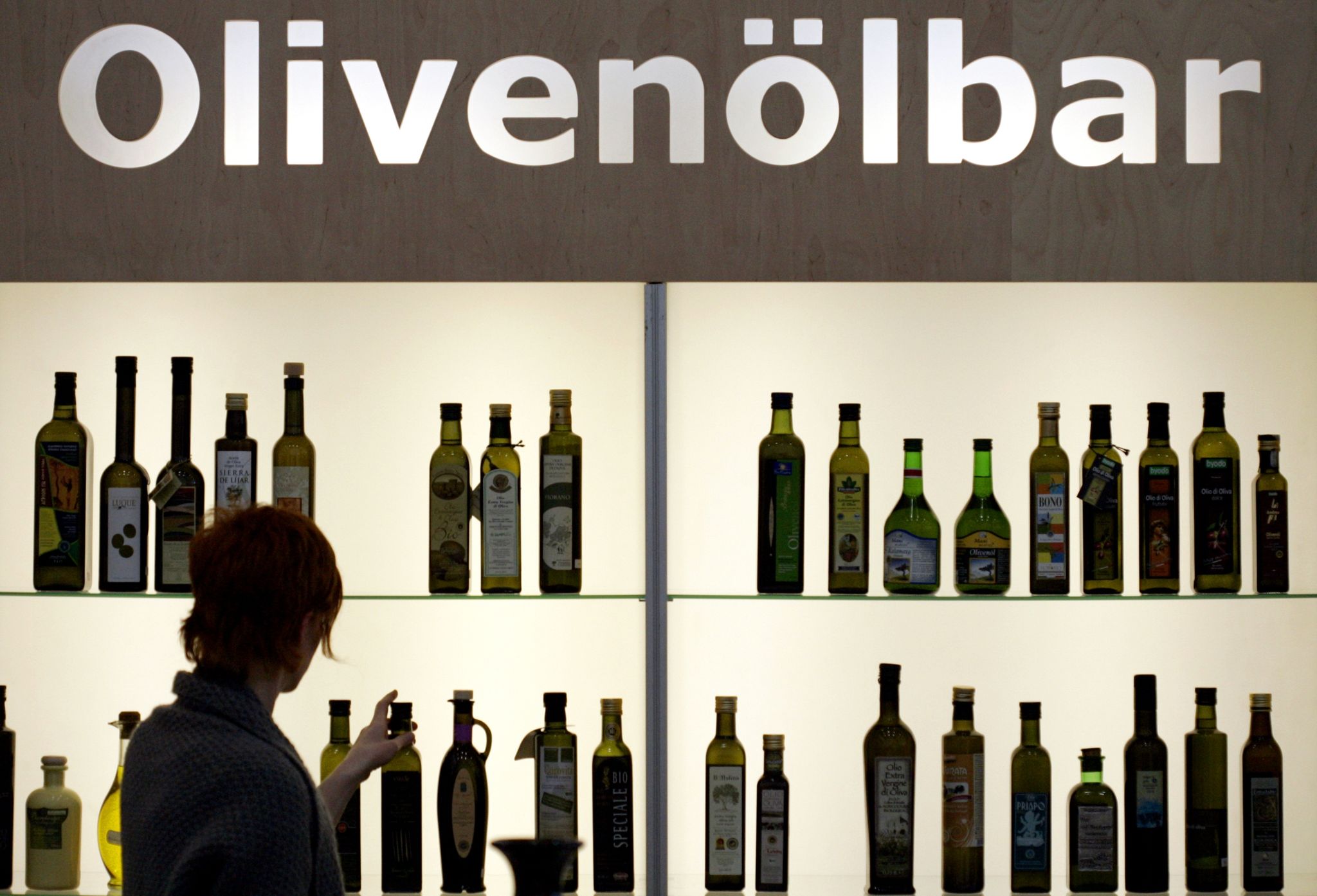 Sind Olivenflaschen einmal geöffnet, muss man damit rechnen, dass die frischen, grasigen Noten schon nach ein, zwei Monaten deutlich abnehmen.