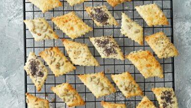 Die Käseplätzchen werden unterschiedlich mit Käse, Sesam, Mohn und Sonnenblumenkernen belegt.