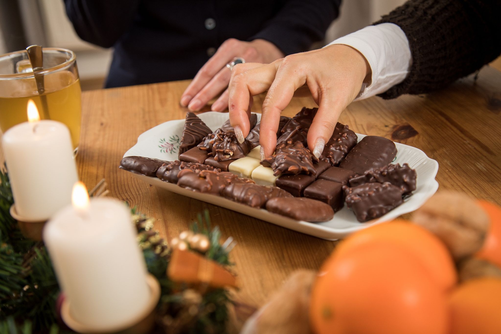 Nimm' zwei? In der Adventszeit verlocken uns die vielen Leckereien zum übermäßigen Naschen.