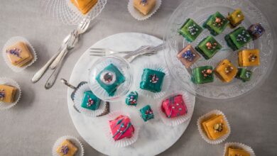 Mehrere Schichten aus Creme und Biskuitteig ziehen als Petit Fours die Blicke auf sich.