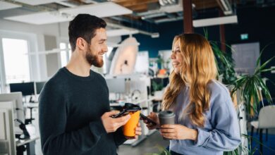 Die Weihnachtsfeier ist ein guter Ort, um neue Kontakte zu knüpfen.