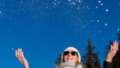 Mützen halten im Winter warm. Setzt man sie ab, fliegen aber oft die Haare.