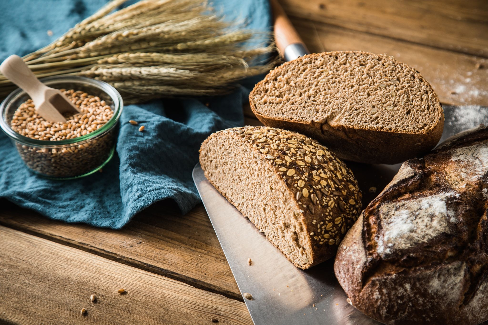 Hält länger satt als Weißbrot: Brot aus Vollkornmehl.
