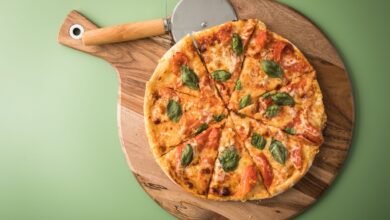 Pizza kann man mit Fertigteig schnell selbst machen - doch manche sind besser als andere.