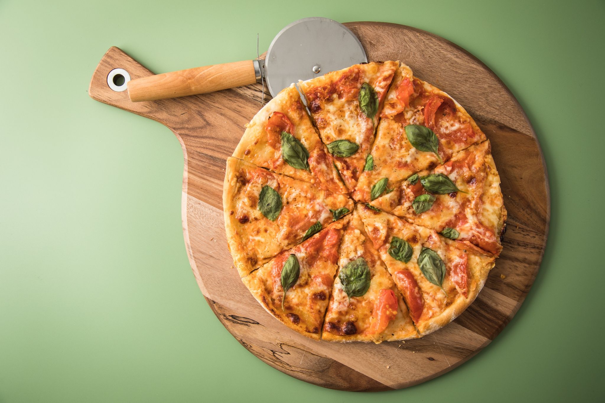 Pizza kann man mit Fertigteig schnell selbst machen - doch manche sind besser als andere.