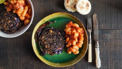 Geröstet und karamellisiert wird die Rotkohlscheibe zum Hauptdarsteller auf dem Teller.