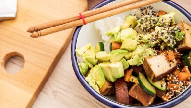 Auch aus Tofu, Avocado und anderen Zutaten lässt sich eine schmackhafte Bowl zubereiten.