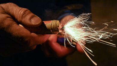 Bei Böllern ist die Gefahr für Handverletzungen besonders groß.