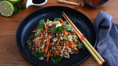 In dem Hackfleischsalat wird die Hälfte des Hacks durch Champignons ersetzt. Das bringt reichlich Umami in den Salat.