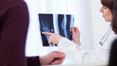 Etwa für den Arztbesuch: Ob und wie lange man Anspruch auf bezahlte Freistellung hat, steht im Arbeits- oder Tarifvertrag oder in einer entsprechenden Betriebsvereinbarung.