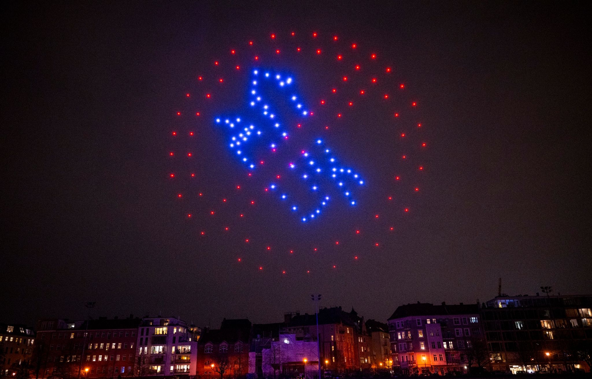 Böllern muss nicht sein - es gibt Alternativen. Dieses Symbol brachte die Deutsche Umwelthilfe mit Drohnen an den Himmel.