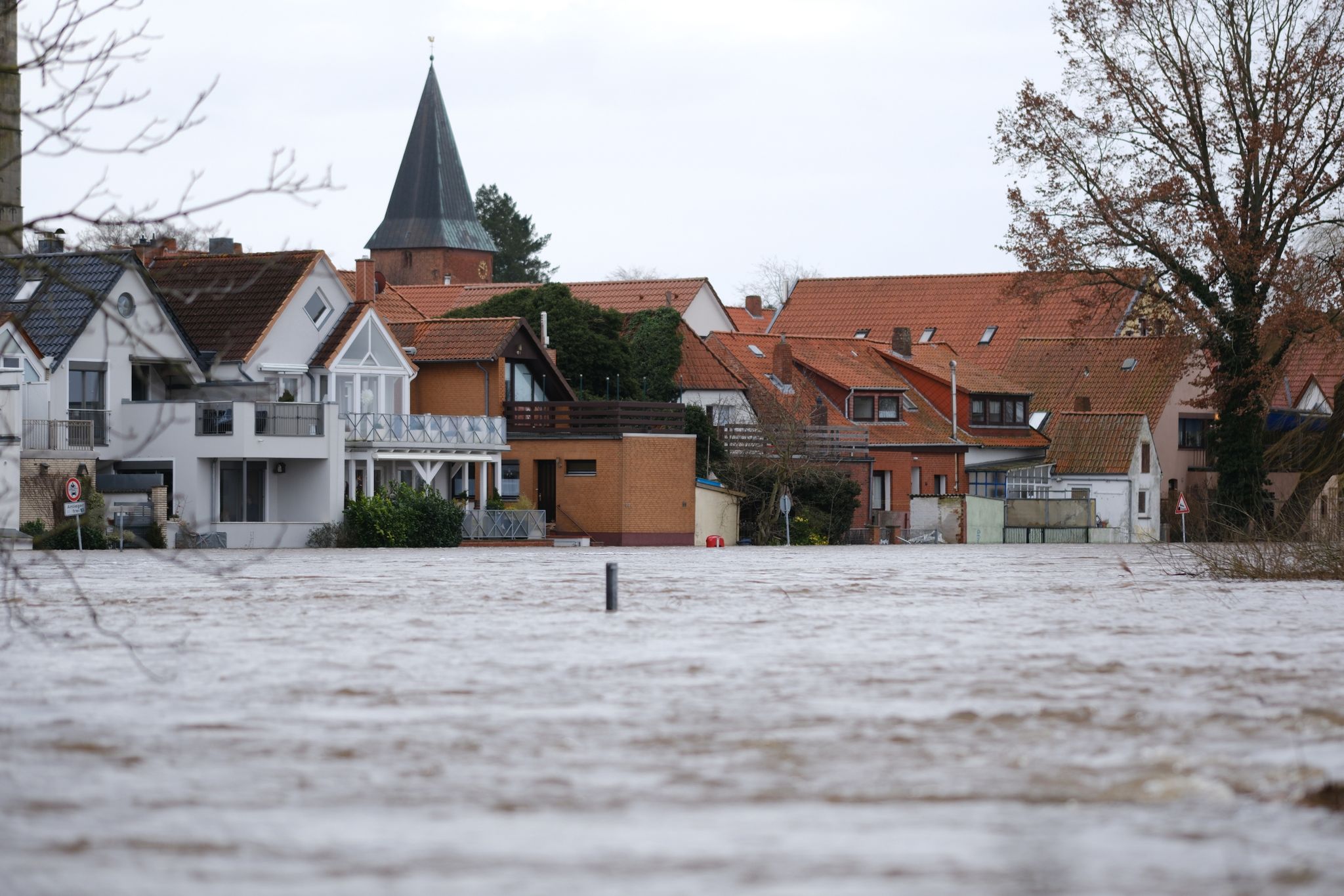 Überschwemmungen können große Schäden am Haus verursachen.