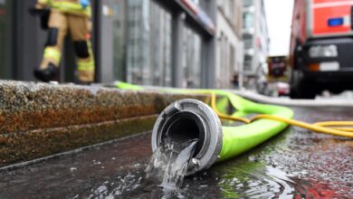 Bei Hochwasser pumpen Hausbesitzer am besten ihre Keller eigenständig aus. Die Feuerwehr muss sich meist zuerst um größere Einsätze kümmern.