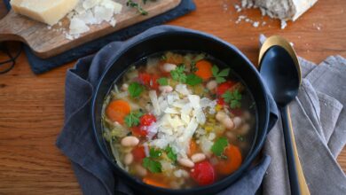 Klar, kann man die Ribollita frisch vom Herd genießen. Die Bauernsuppe wird aber aufgewärmt mit jedem Tag immer aromatischer.